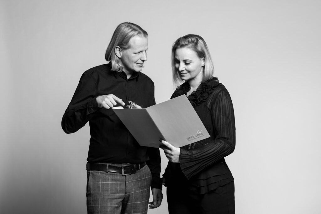 Daniel Eiholzer und Tanja eiholzer besprechen ein Kunde-Portfolio.